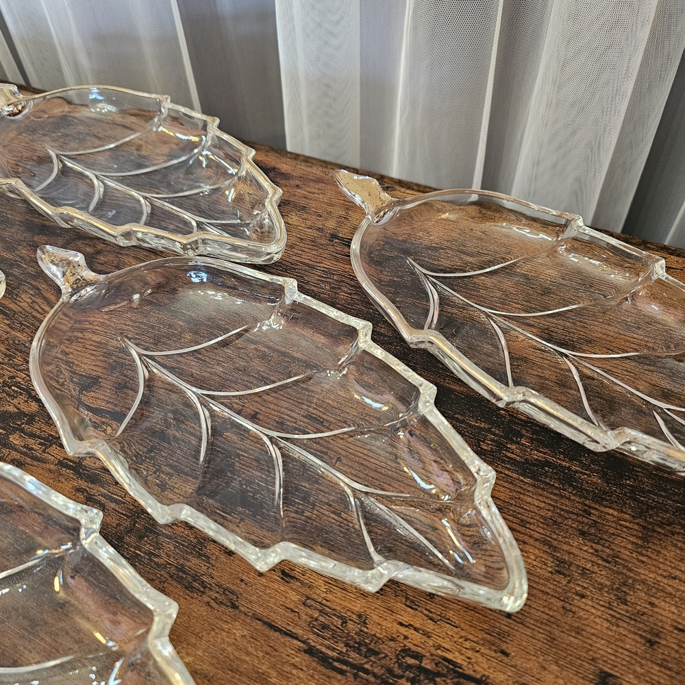 Source Unknown Transparent Leaf Glass Plates - Picture 7 of 17